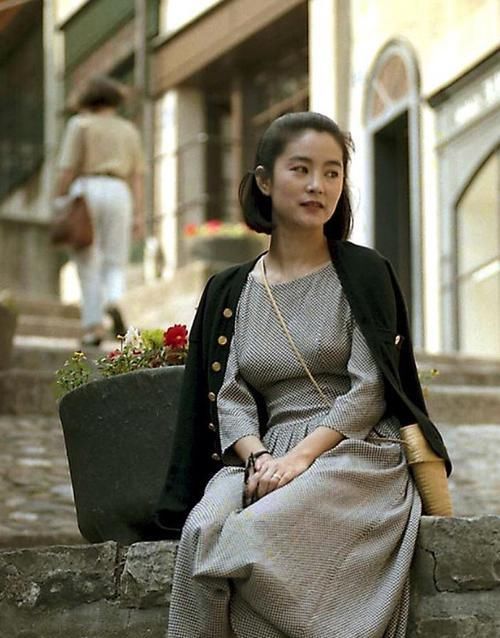  「一枝花」长得越“舒展”女人越有气质，脸上有这4个特征，老了也是一枝花
