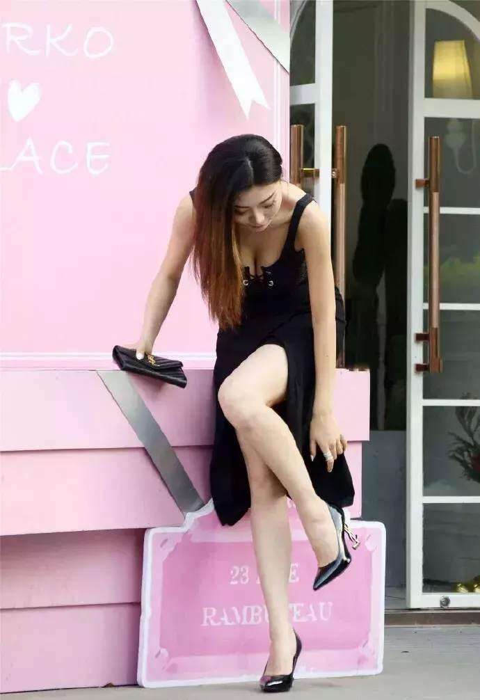 街拍: 身材丰满的辣妈, 你这动作很容易出丑的