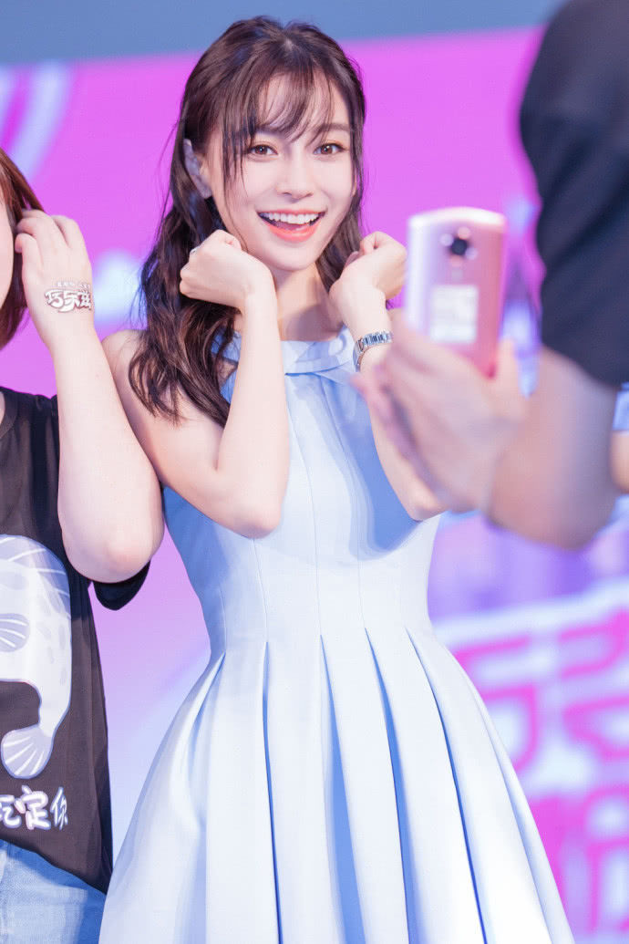 杨颖穿小蓝裙亮相，暴露了一双大长腿，网友：女神般的身材！