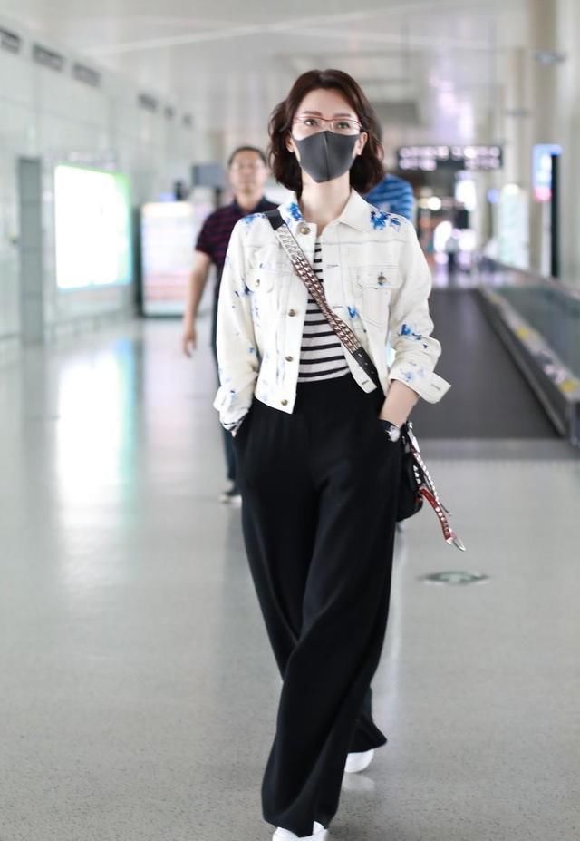  「陈数」陈数真会穿，白色外套搭配阔腿裤走机场，基础款被她穿出高级感