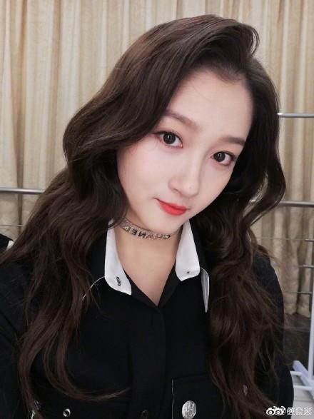 女星爱上“波浪卷发”，郑爽显老，热巴惊艳，赵丽颖像变了一个人