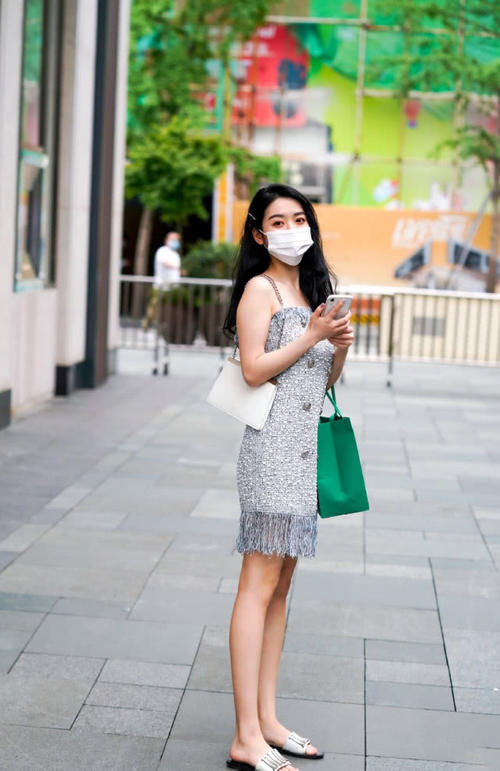  感觉|街拍：银灰色连衣裙分外耀眼，小姐姐穿上它宛若一个冰雪美人