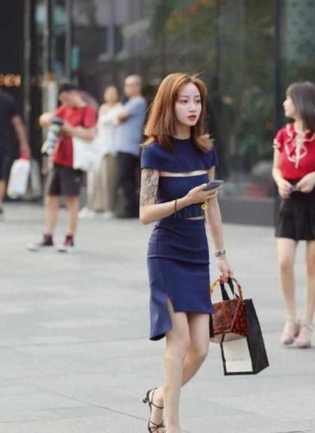 『美女』街拍:好姐妹一起逛街,右边的美女绿色的上衣搭配米白色裙子清新靓丽