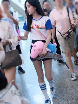 鞠婧祎身高只有159cm，却也能穿出大长腿？原来是热裤搭的好！