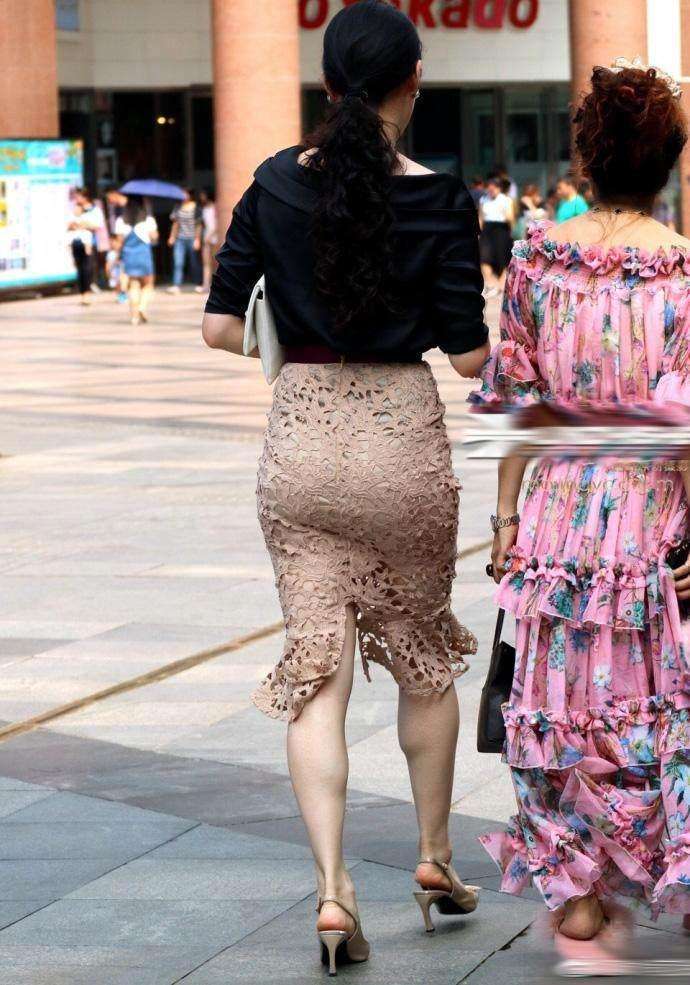 街拍：穿镂空包臀裙的辣妈，若隐若现凸显女人魅力