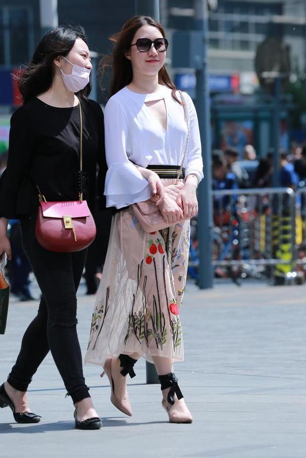 时尚美女街拍美照，冲着镜头微微一笑很倾城