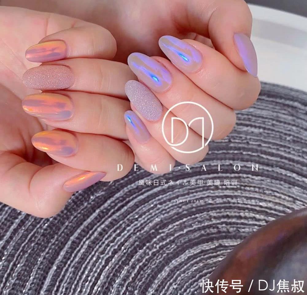  『闺蜜』做一次极光色美甲吧！闺蜜吵着让我陪她去做