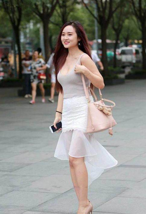 丰臀打底裤小姐姐，紧身凸显迷人曲线，尽显女神独特的气质！