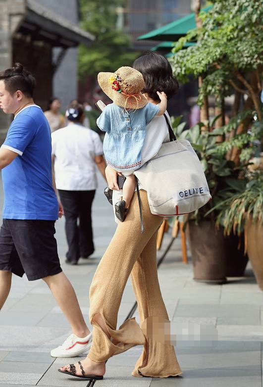 穿“个性”长裤出镜的美女们，绝对是人群中的亮点