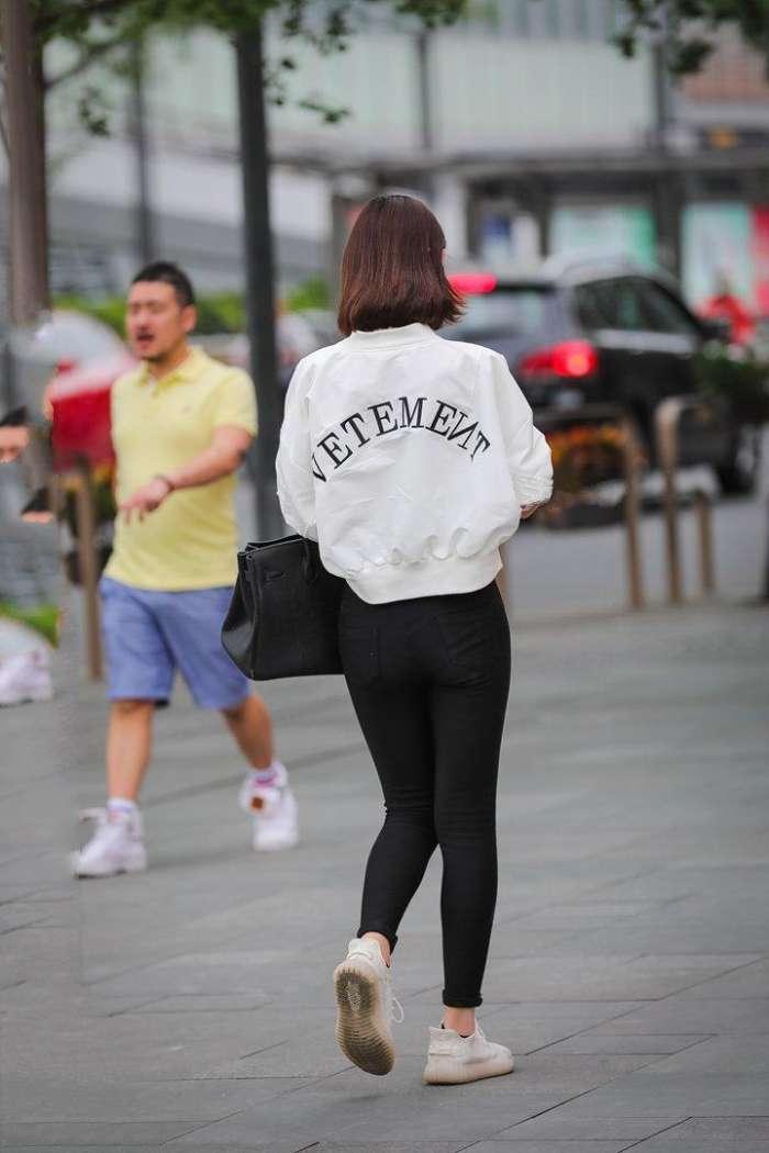 白上衣黑色紧身裤，既酷帅又不失女人味，这种感觉让人欲罢不能！