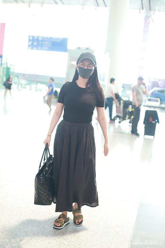 徐冬冬低调现身, T恤搭半身裙接地气, 网友却凭借着身材认出了她