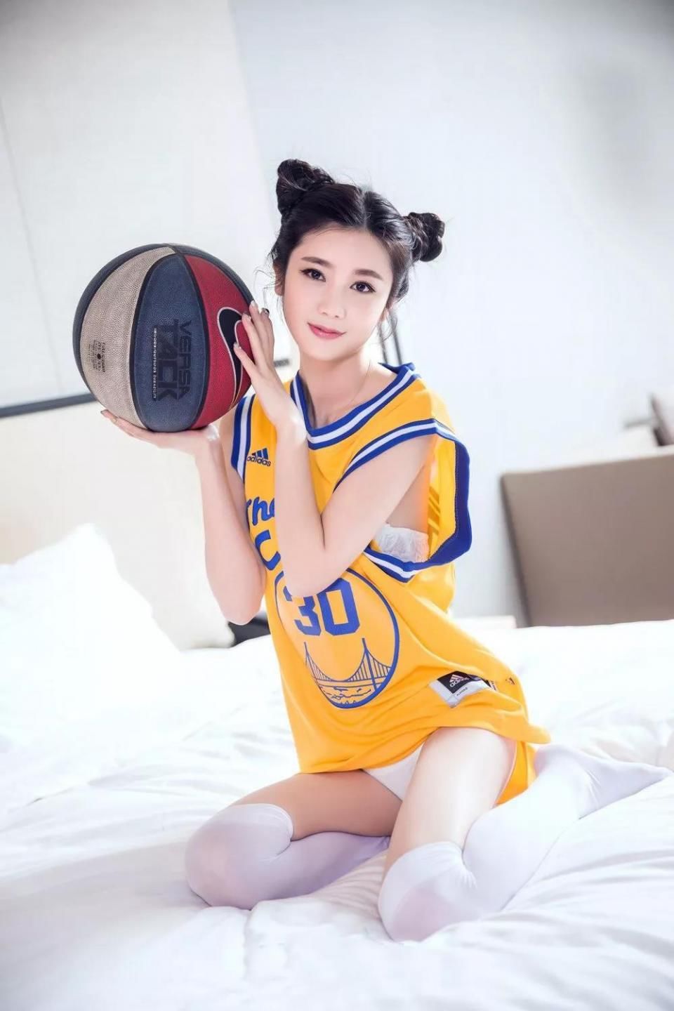 人像摄影：小姐姐玩起球来萌萌哒