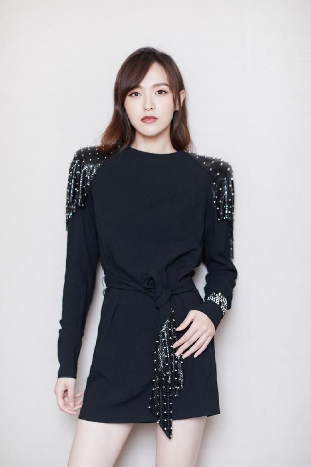 35岁唐嫣仅扎了一款丸子头，瞬间嫩回18岁少女，网友:罗晋好眼光