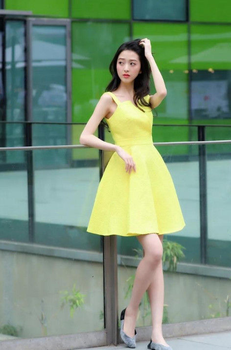 气质|街拍:美女身穿黑白撞色纱裙,气质出尘,清水出芙蓉