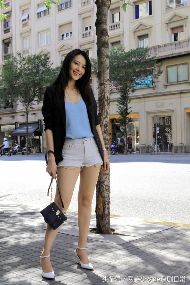 穿连衣裙高圆圆不愧是京城第一美女,但镜头移到跨上却尴尬了