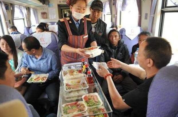  【卖盒饭】一趟火车有这么多乘客，为什么几十份的盒饭却卖不完