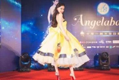 不敢想！欧阳娜娜脚踩52cm的恨天高拍杂志！网友：身高不够高跟鞋