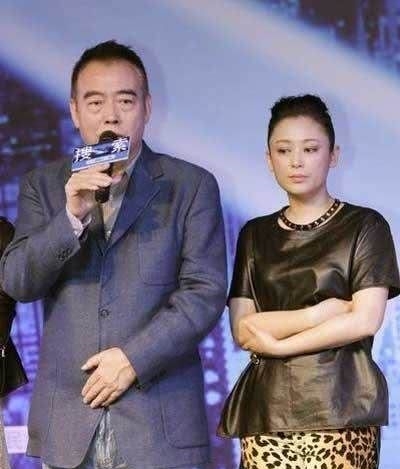 『 儿子』无论穿啥都略显疲态,只跟儿子一块时显少女,51岁陈红身材发福
