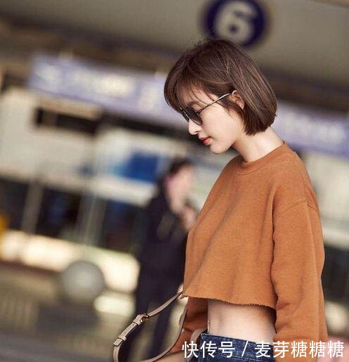 张俪豁出去了，肚脐眼儿镶钻也就算了，这裤子“裂”的也够个性