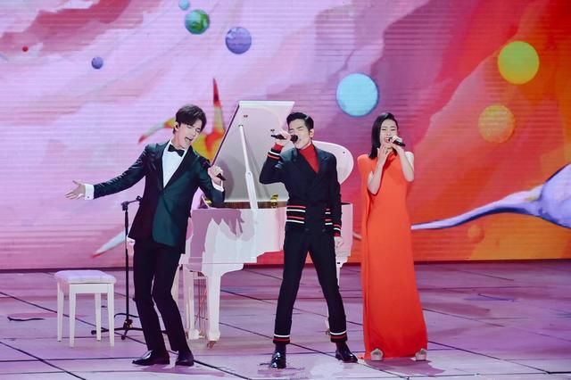 明明是撞衫却撞出不同韵味！徐峥休闲随性，蔡徐坤青春洒脱