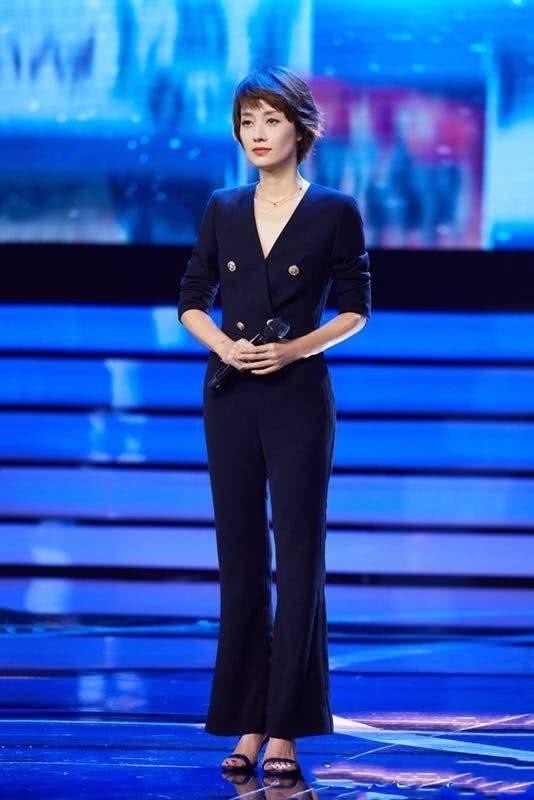 马伊琍现身电视剧60周年庆典，黑色连体裤秒杀当场所有小花旦！