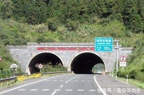  「高速」为什么老司机高速上“见洞走左侧”新手往往都不懂，看完涨知识