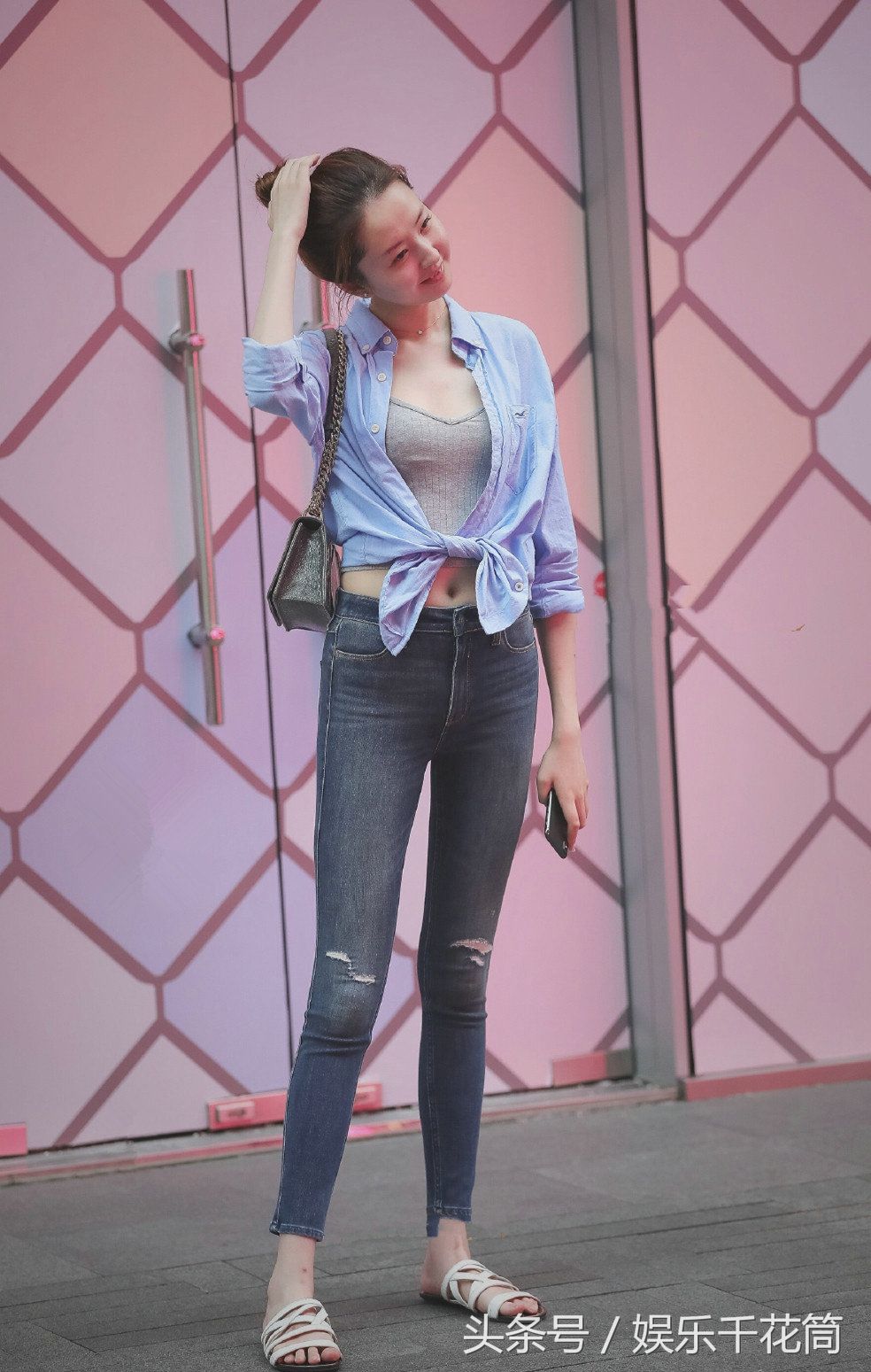 牛仔裤+衬衫打结的穿法尽显街头时尚