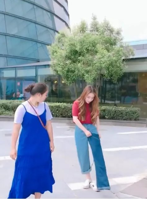 抖音现在最火的裤子,小姐姐大街上穿给你看!心疼一旁的大姐