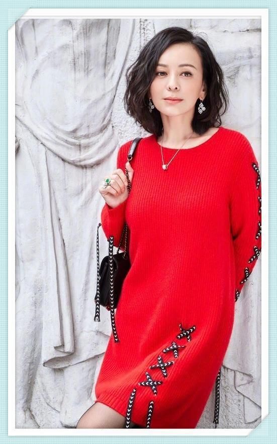 王琳不服老！年近50挑战印花裙，47岁活脱脱穿成了17岁花姑娘！