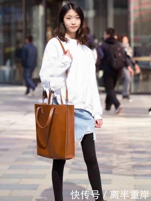 蓝色■蓝色上衣搭配白色短裤,优雅又迷人,街拍:冰肌玉骨的小姐姐