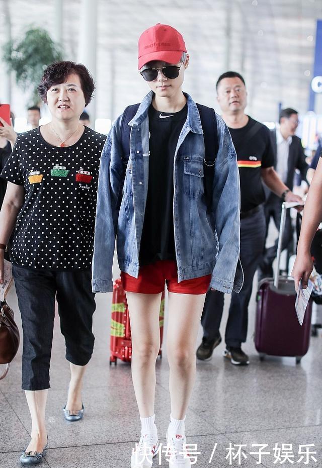 奚梦瑶穿红色吊带衫走机场真没什么，李宇春的红色短裤才叫厉害！