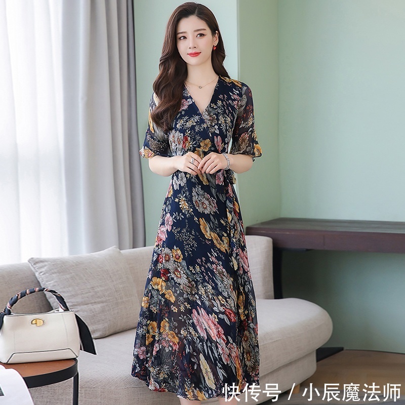 优雅：看到今年的印花裙，忍不住给自己买了两件，没想到连妈妈都夸美