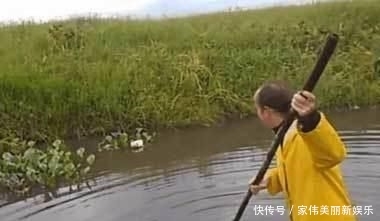 发现■男子发现烂泥沟内有异常,扔下一块泡沫后的收获却把他给乐坏了