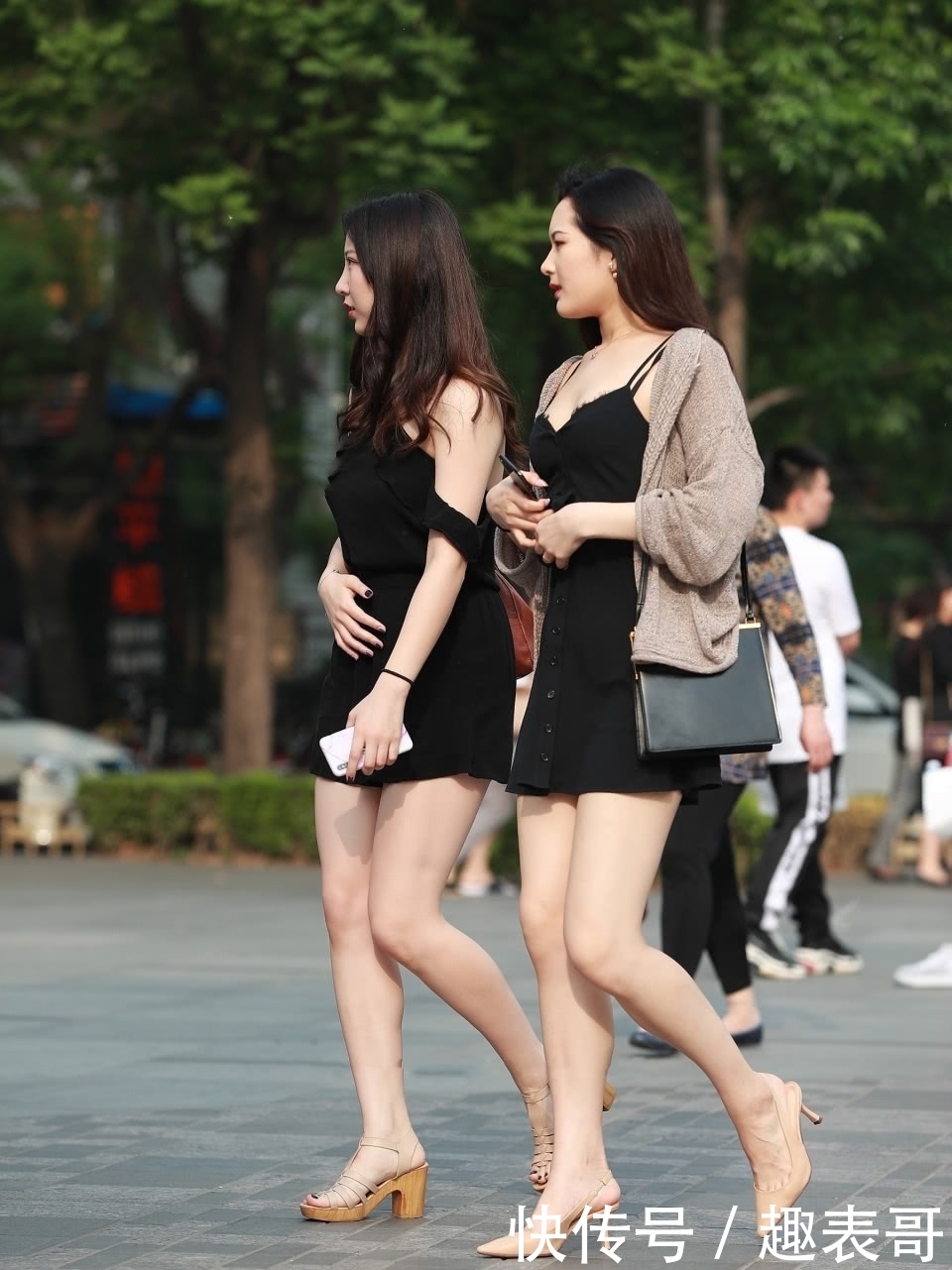  #身材#小姐姐身材太火辣了，吊带裙穿搭美得惊艳