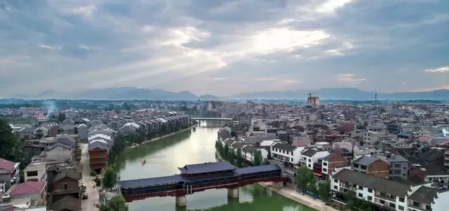 湖南人口最多的镇，超过14万，比韶山市人口还多