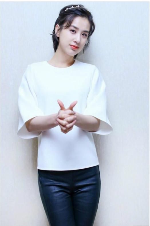 黄圣依长裙只穿一半，就出席活动，看了她的腿，男人都怀疑人生！