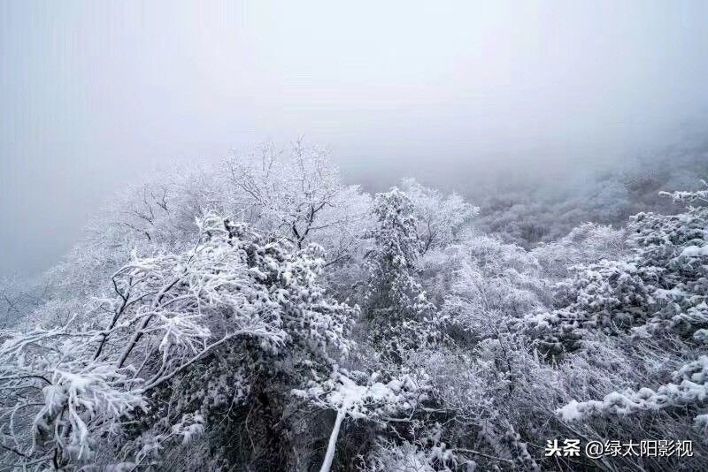 白雪皑皑的天河大峡谷