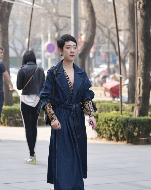  「小腿」路人街拍:穿一袭黑色纱裙的小姐姐,透明的裙摆映出美丽的小腿