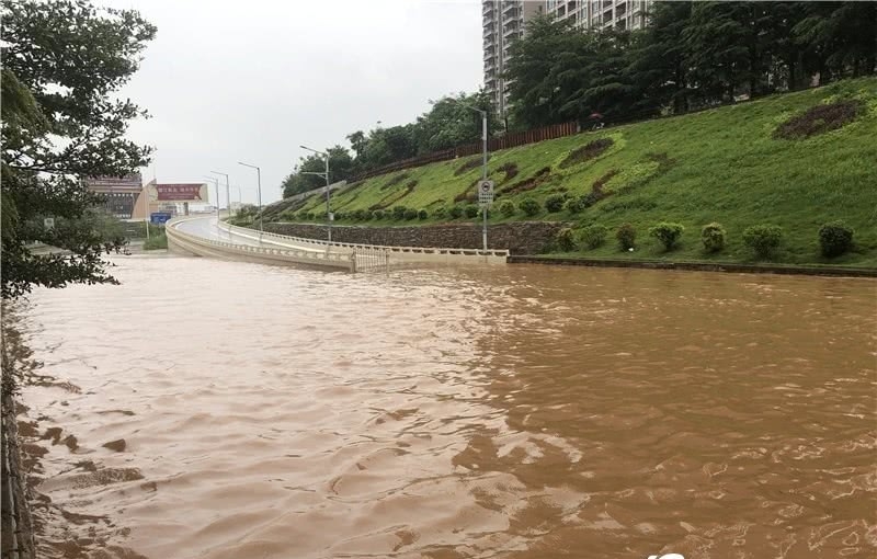 广东潮州遇大暴雨 道路积水严重