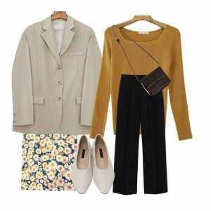  『针织衫』春天小西装怎么穿？有这一款就足够了，衣服在精不在多