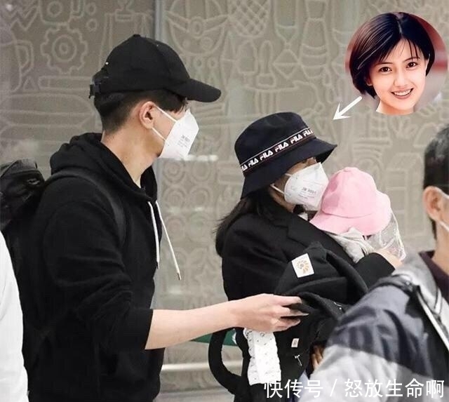 【行李】赵又廷一家现身机场,高圆圆抱着女儿,赵又廷拿行李,画面超幸福