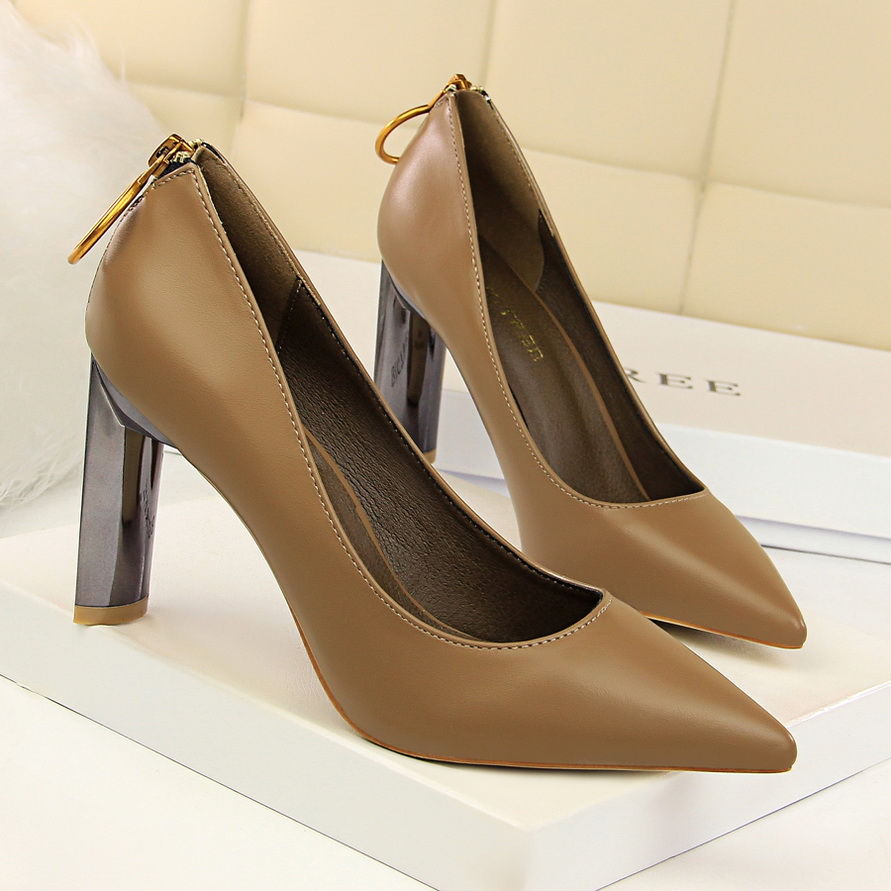 义乌造“平底鞋”一炮红后，又一批高跟鞋上市，太有品位太高端