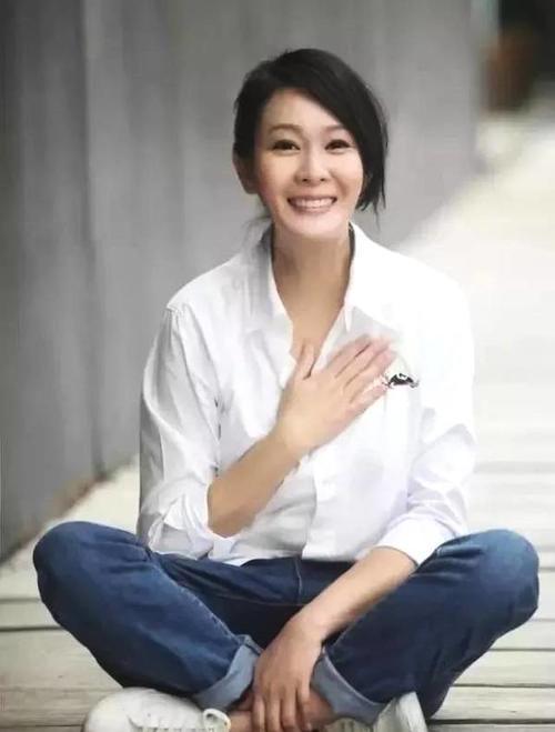 小个子刘若英48岁靠气质在冻龄,舒服的穿搭完全不输流量小花!