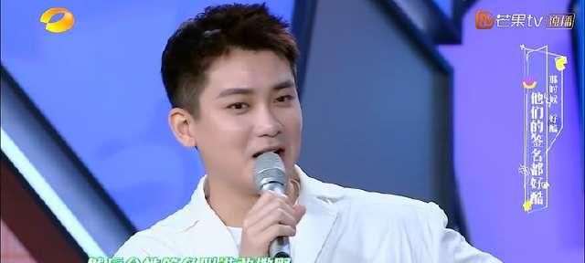  谭松韵@谢娜不小心要摔出舞台时，谁注意到张新成在身后做了什么？