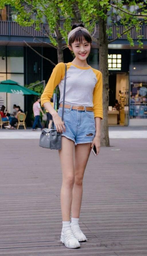 街拍：穿着随性一丝甜美的小姐姐，看着清爽干练！