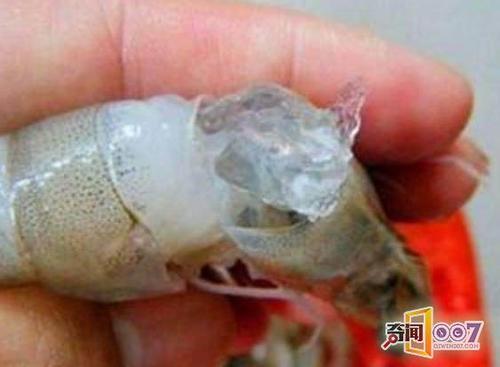 妻子买回大虾，吃虾看到这一幕吓得急忙报警