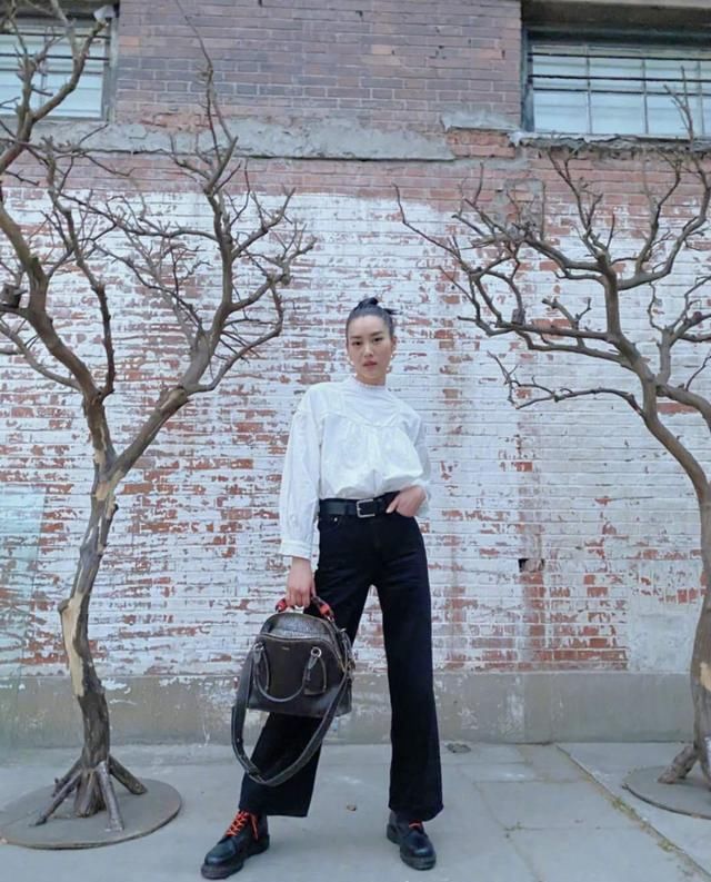 【衣品】刘雯衣品太高级,浅色牛仔夹克搭牛仔阔腿裤魅力四射,不愧是超模