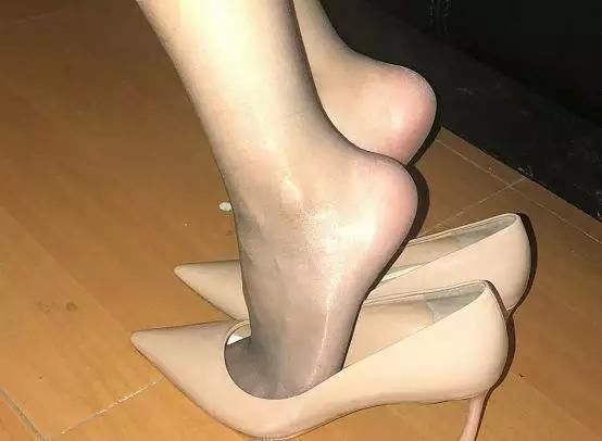 穿上尖头高跟鞋立马展现出气场和优雅