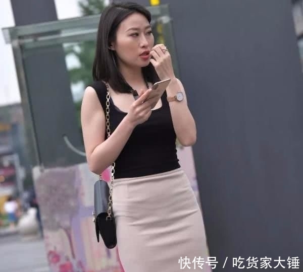  『吊带』时尚街拍：黑色吊带搭配紧身包臀裙，简约清新，彰显东方女人感性