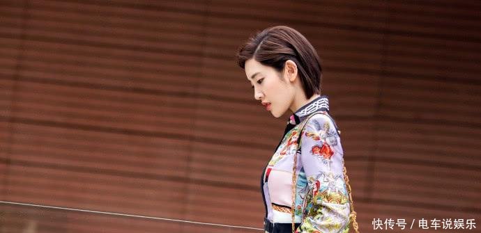 唐艺昕很惊艳了! 绣花衬衫中间开叉到肚脐眼, 网友: 这身材我服了